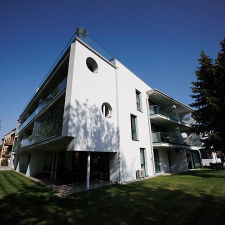 שיופוק Villa Bauhaus Wellness Apartman מראה חיצוני תמונה