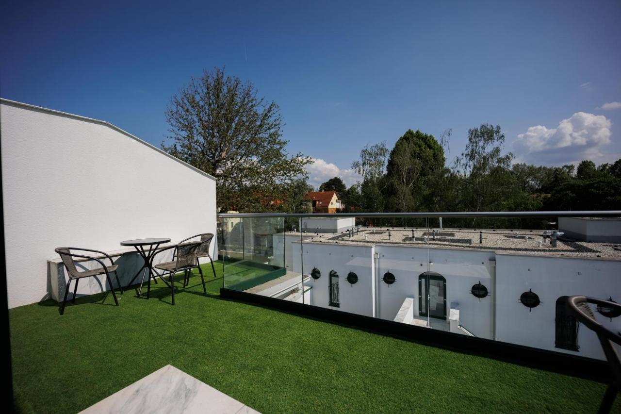 שיופוק Villa Bauhaus Wellness Apartman מראה חיצוני תמונה