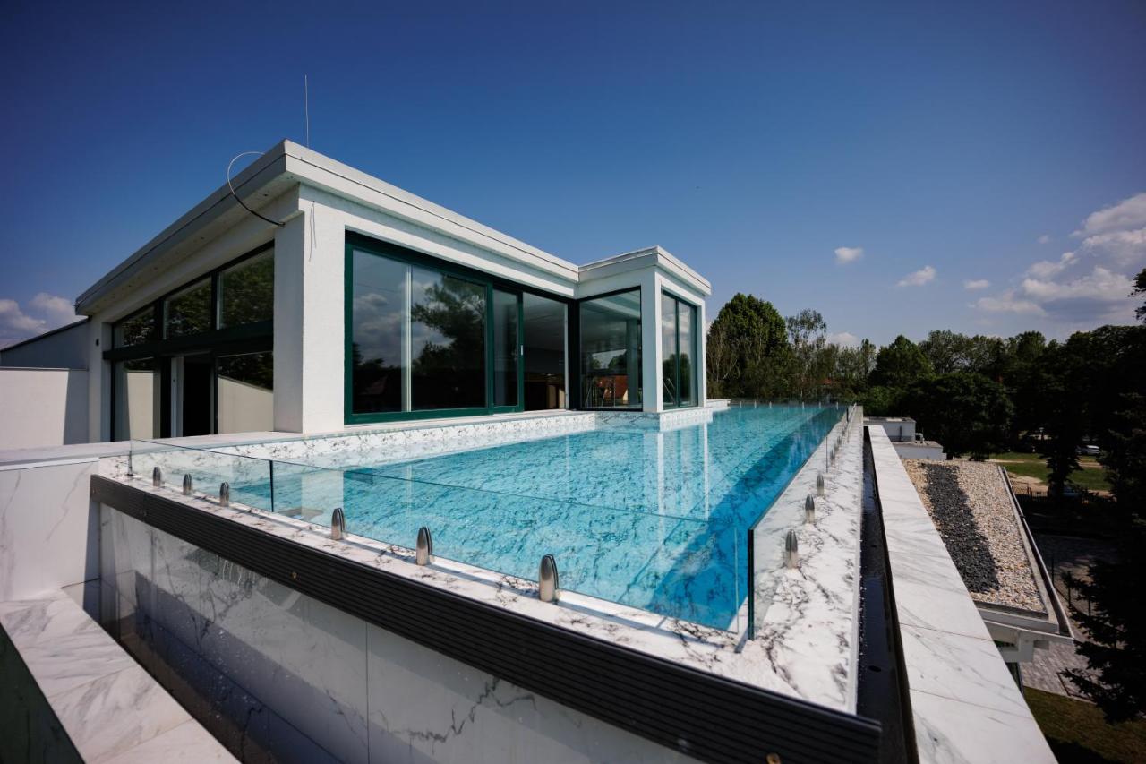 שיופוק Villa Bauhaus Wellness Apartman מראה חיצוני תמונה