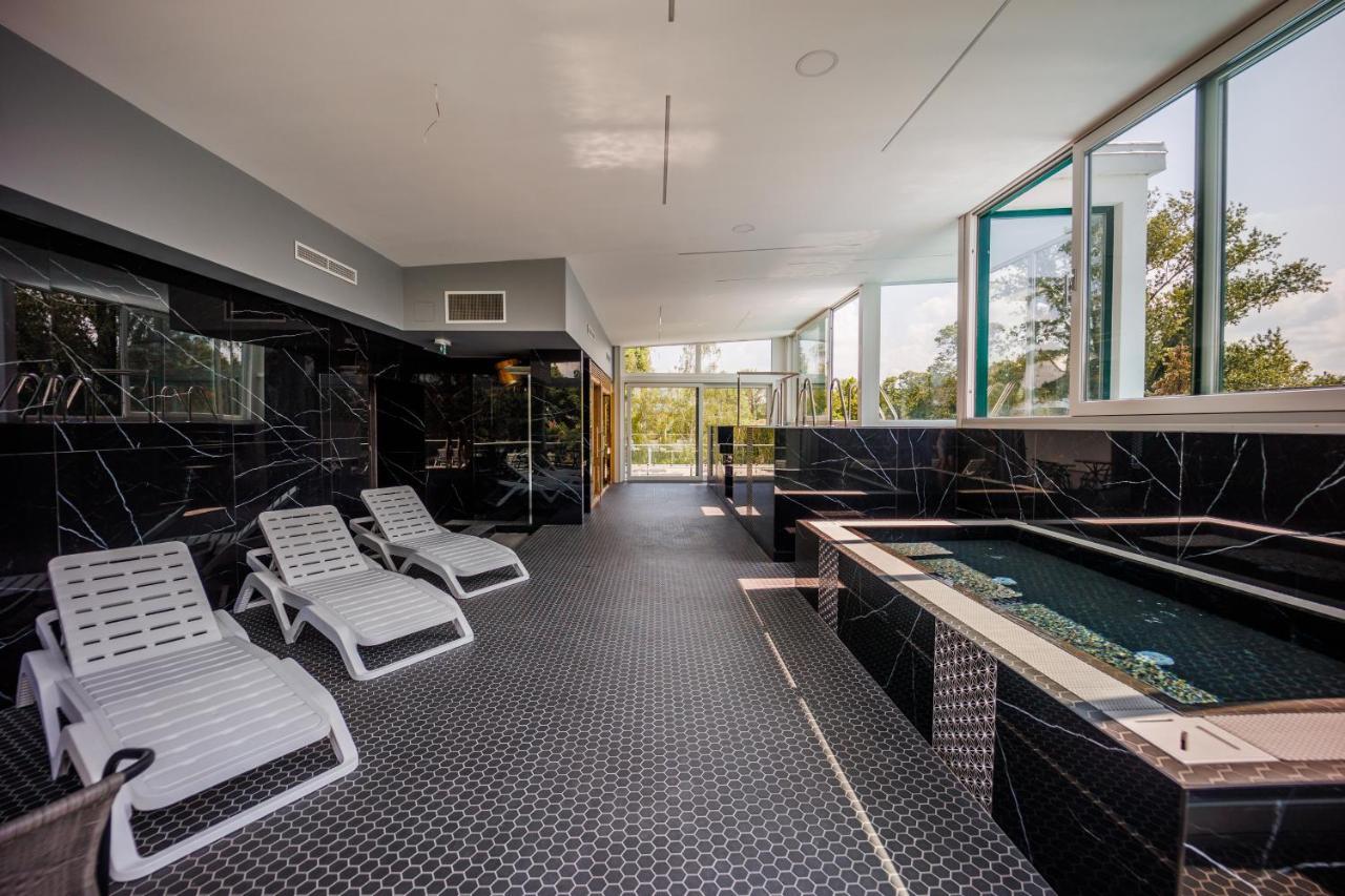 שיופוק Villa Bauhaus Wellness Apartman מראה חיצוני תמונה