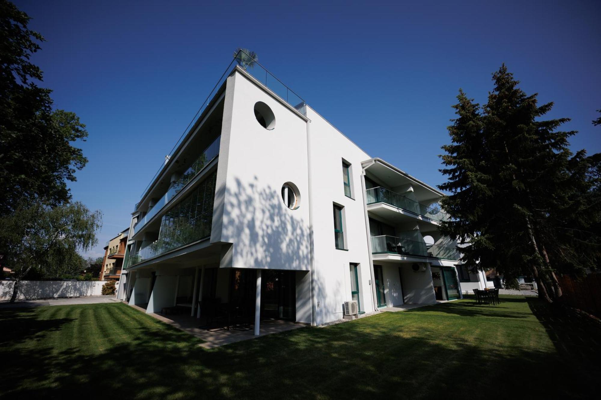 שיופוק Villa Bauhaus Wellness Apartman מראה חיצוני תמונה